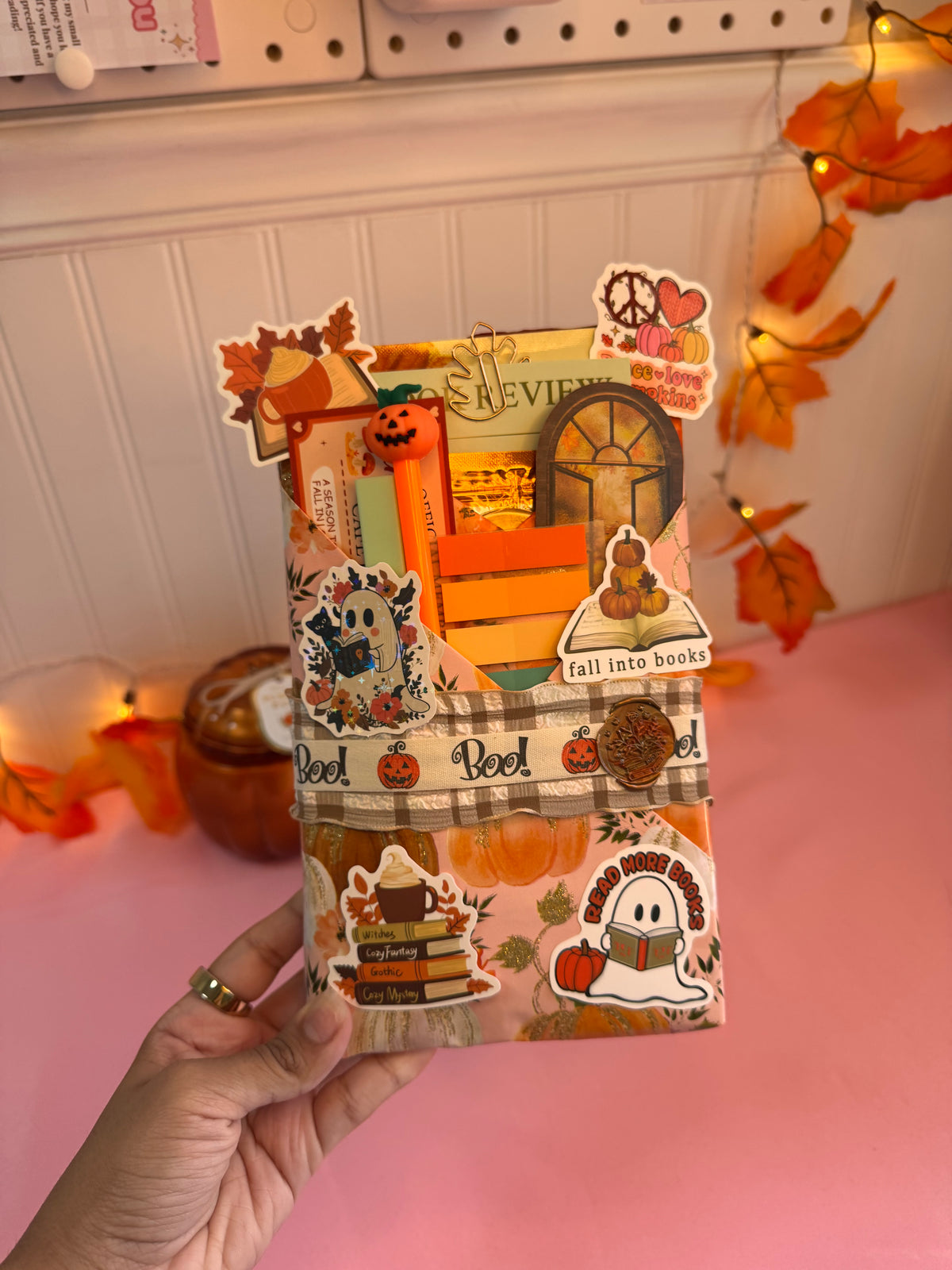 Autumn blind date with a book 🍁